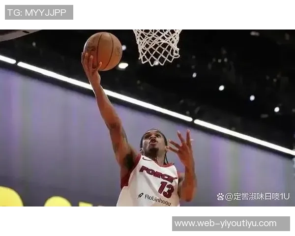 福克斯半场表现抢眼4投2中斩获13分2篮板2助攻罚球全中助力球队