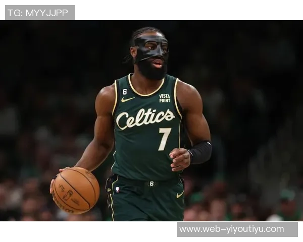 杰伦布朗三分球表现出色并为豪泽破纪录加油的精彩瞬间 杰伦布朗三分球表现出色并为豪泽破纪录加油的精彩瞬间